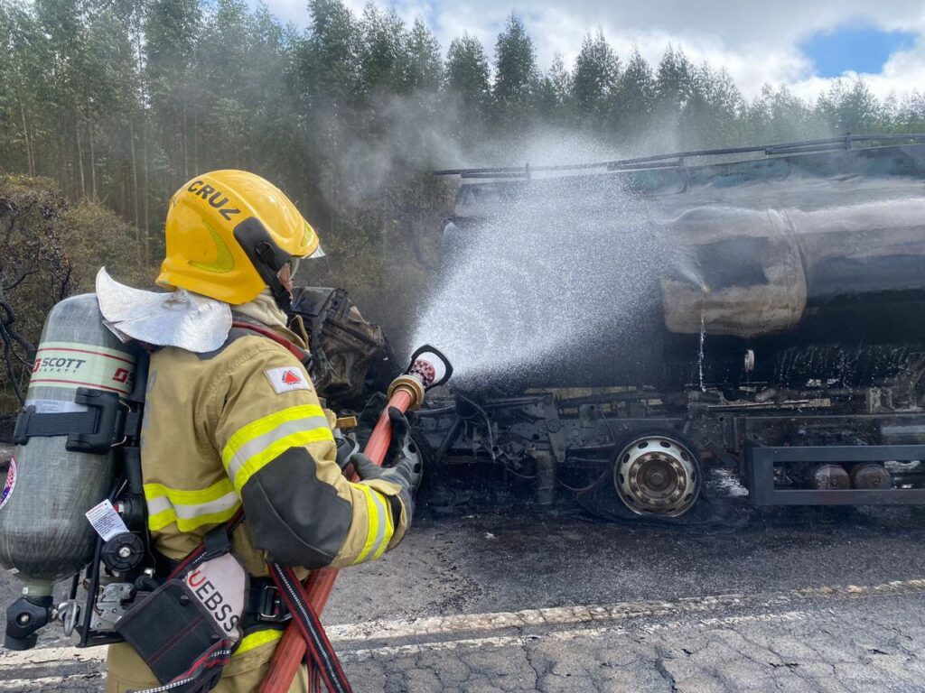 Motorista morre carbonizado após acidente com caminhão de combustível na BR-251, em Curral de Dentro - Foto: Divulgação/Corpo de Bombeiros