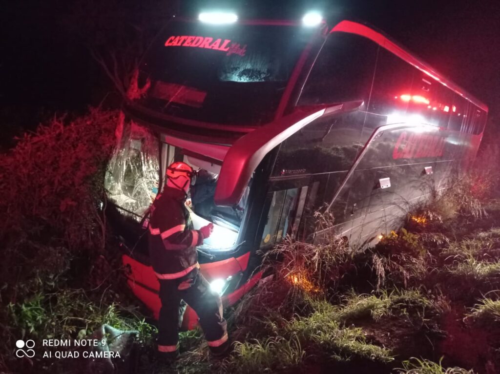 Ônibus com 45 passageiros sai da pista e quase tomba após cair em barranco na BR-251, em Francisco Sá - Foto: Divulgação/Corpo de Bombeiros
