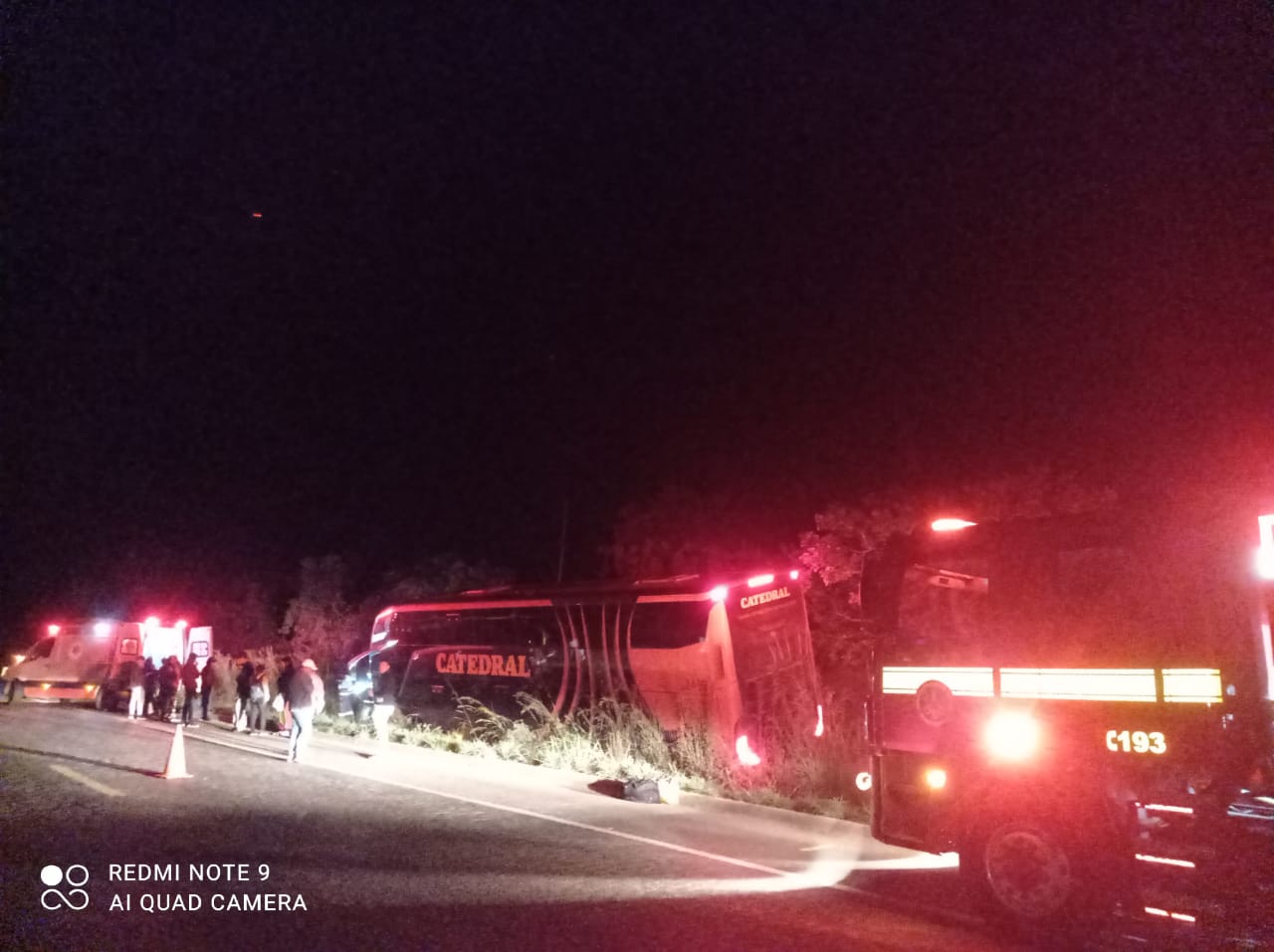 Ônibus com 45 passageiros sai da pista e quase tomba após cair em barranco na BR-251, em Francisco Sá - Foto: Divulgação/Corpo de Bombeiros