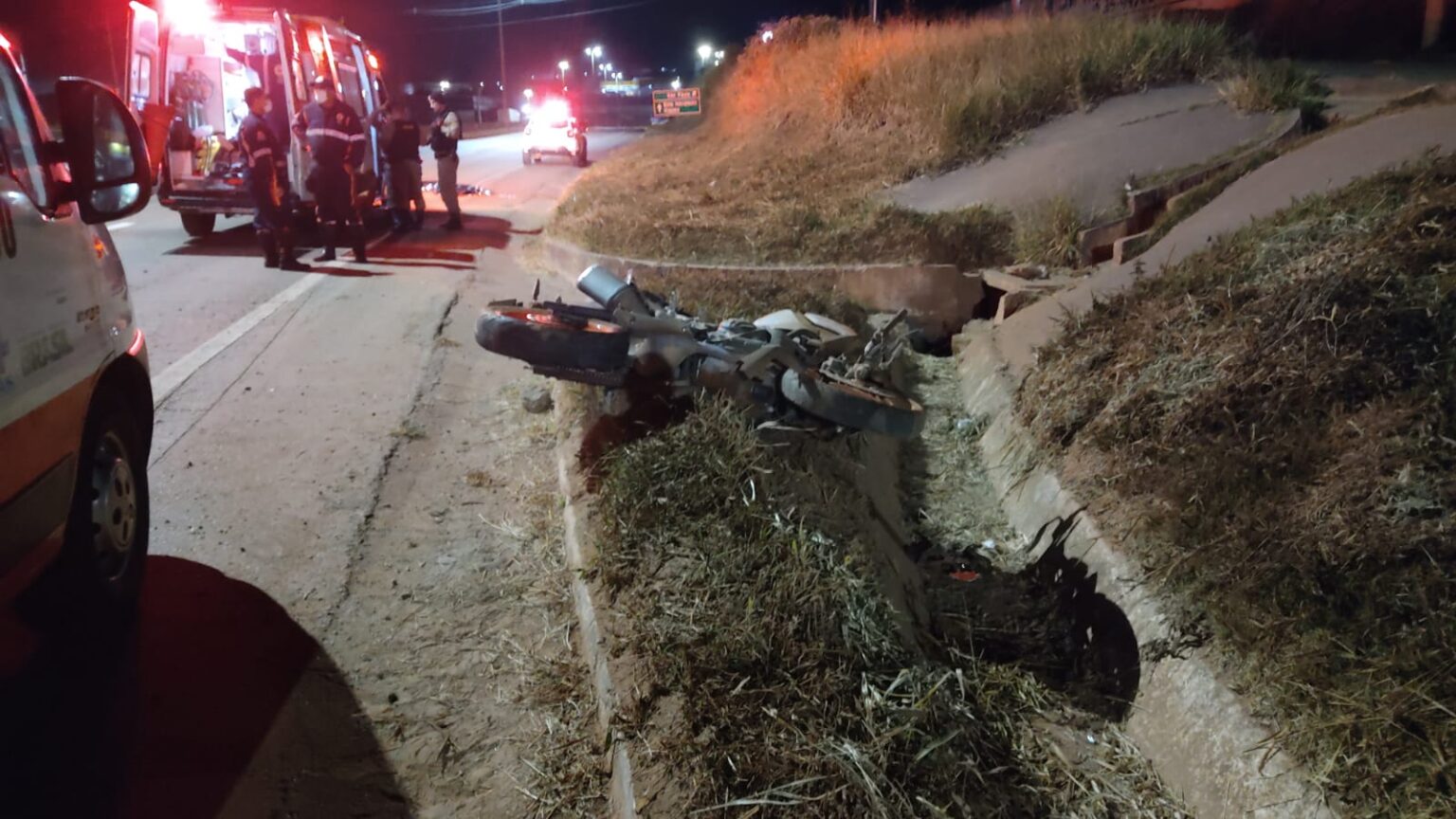 Garupa morre após ser arremessado de moto em acidente na BR-459, em Pouso Alegre Garupa morre após ser arremessado de moto em acidente na BR-459, em Pouso Alegre - Foto: Divulgação