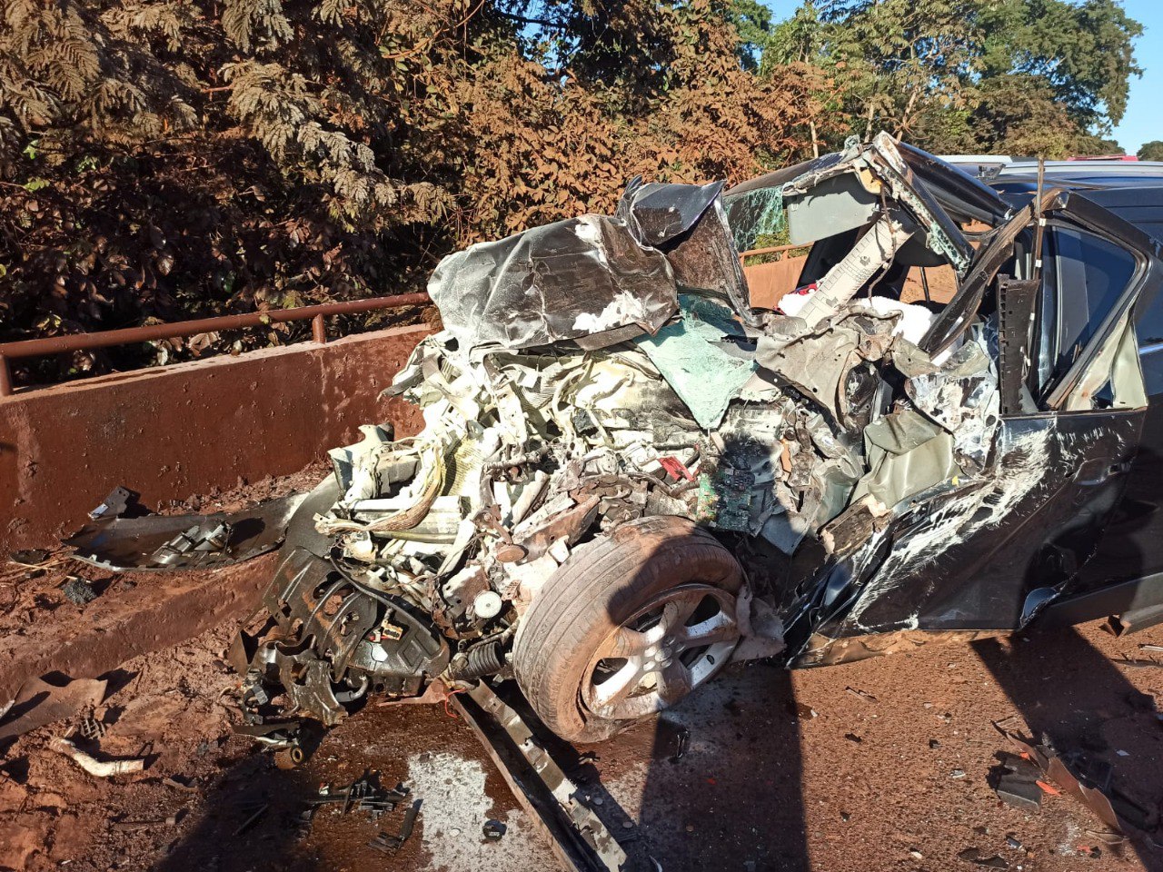 Carro bate de frente com caminhão e idosa morre presa às ferragens na MG-255 em Frutal - Foto: Divulgação/Corpo de Bombeiros