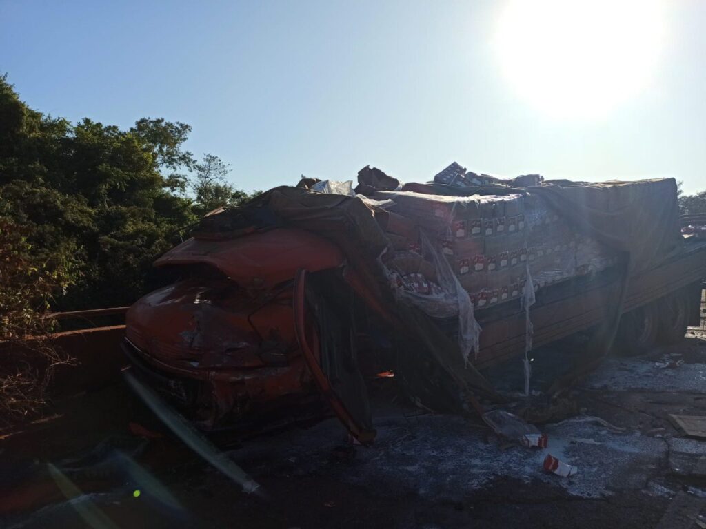 Carro bate de frente com caminhão e idosa morre presa às ferragens na MG-255 em Frutal - Foto: Divulgação/Corpo de Bombeiros