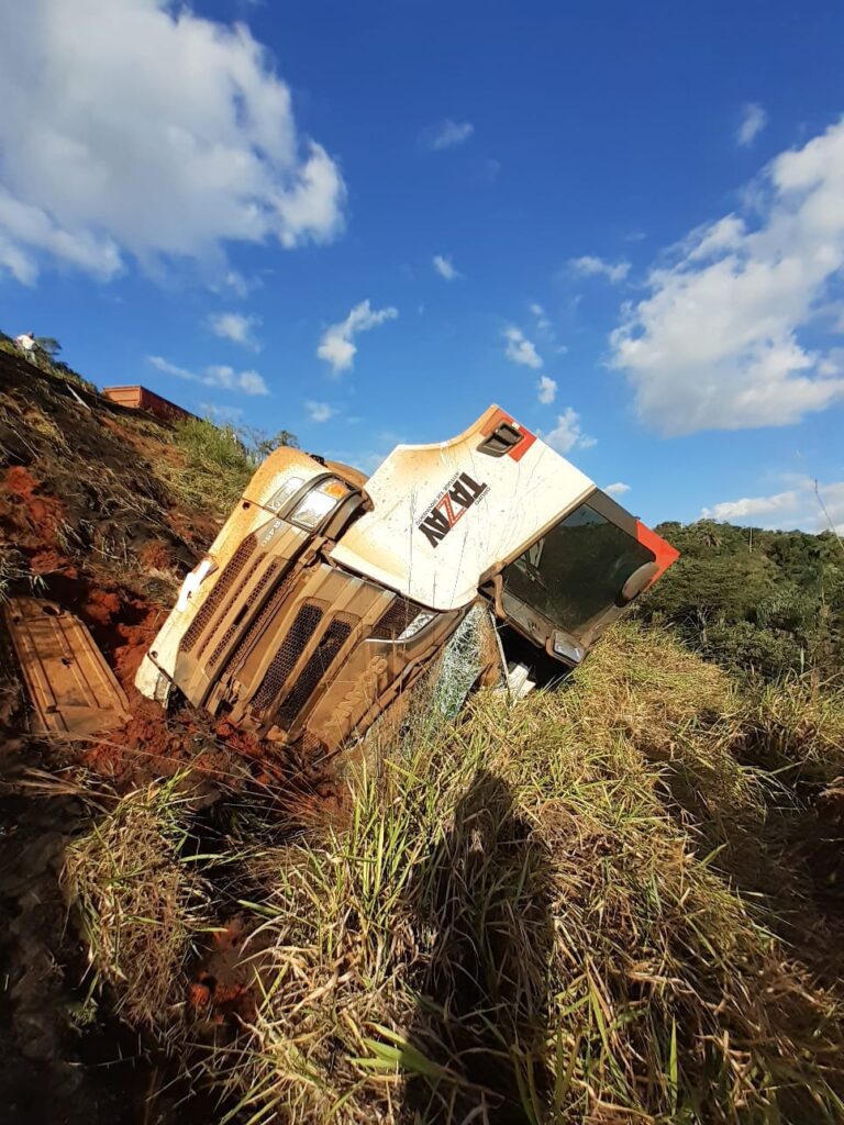 Motorista morre após carreta capotar na MG-383, em Conselheiro Lafaiete - Foto: Divulgação/Corpo de Bombeiros