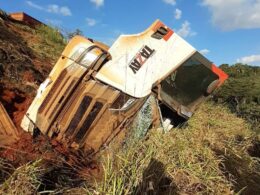 Motorista morre após carreta capotar na MG-383, em Conselheiro Lafaiete - Foto: Divulgação/Corpo de Bombeiros