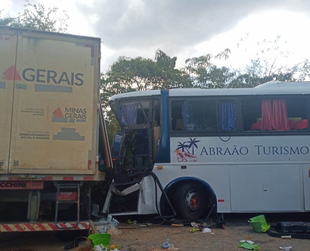 Três pessoas morrem em acidente na MGC-122, em Janaúba - Foto: Divulgação/Corpo de Bombeiros