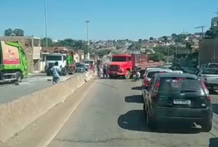 Anel Rodoviário: trânsito é interditado após caminhão bater na altura do Vila da Luz, em BH - Foto: Reprodução