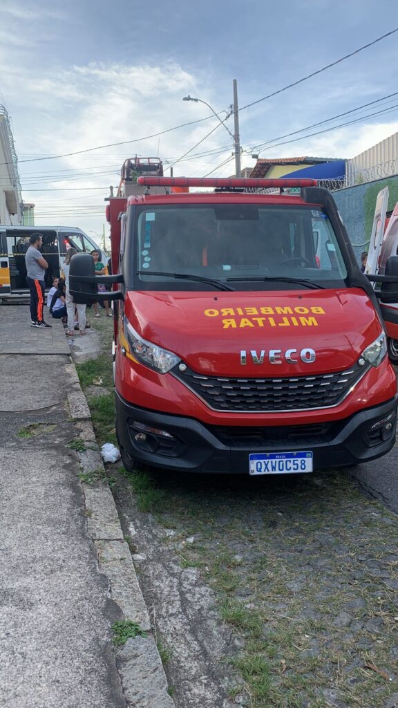 Motorista perde controle de van e atropela três crianças no bairro Monsenhor Messias, em BH - Foto: Divulgação/Corpo de Bombeiros