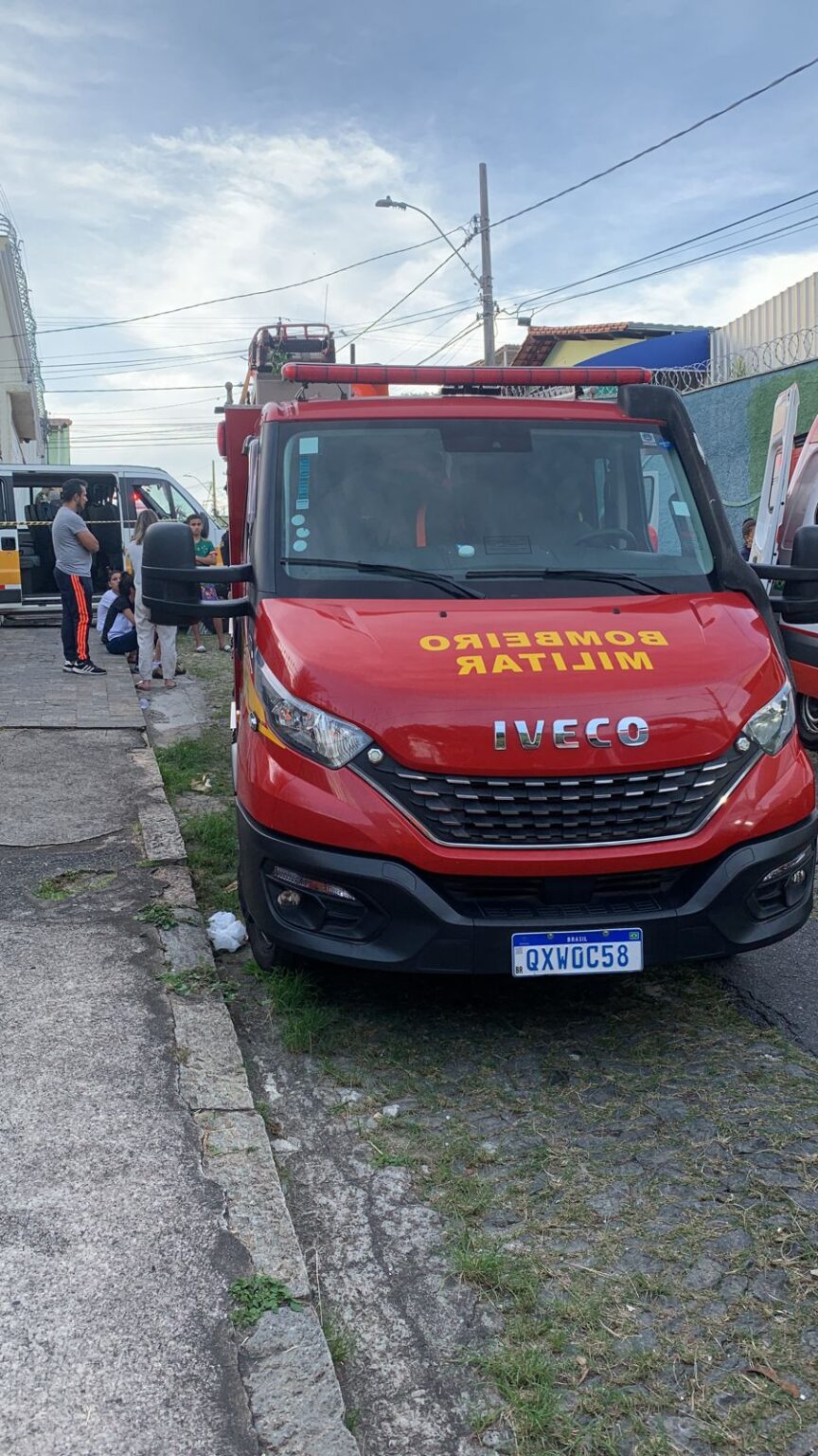Motorista perde controle de van e atropela três crianças no bairro Monsenhor Messias, em BH Motorista perde controle de van e atropela três crianças no bairro Monsenhor Messias, em BH - Foto: Divulgação/Corpo de Bombeiros