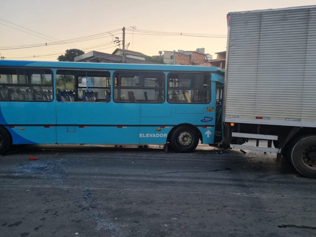 Sete pessoas ficam feridas após acidente entre ônibus e caminhão-baú na Avenida das Américas, em Betim - Foto: Divulgação