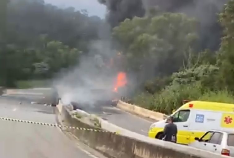 Caminhão tanque tomba, pega fogo e interdita totalmente rodovia BR-040, em Barbacena - Foto: Reprodução