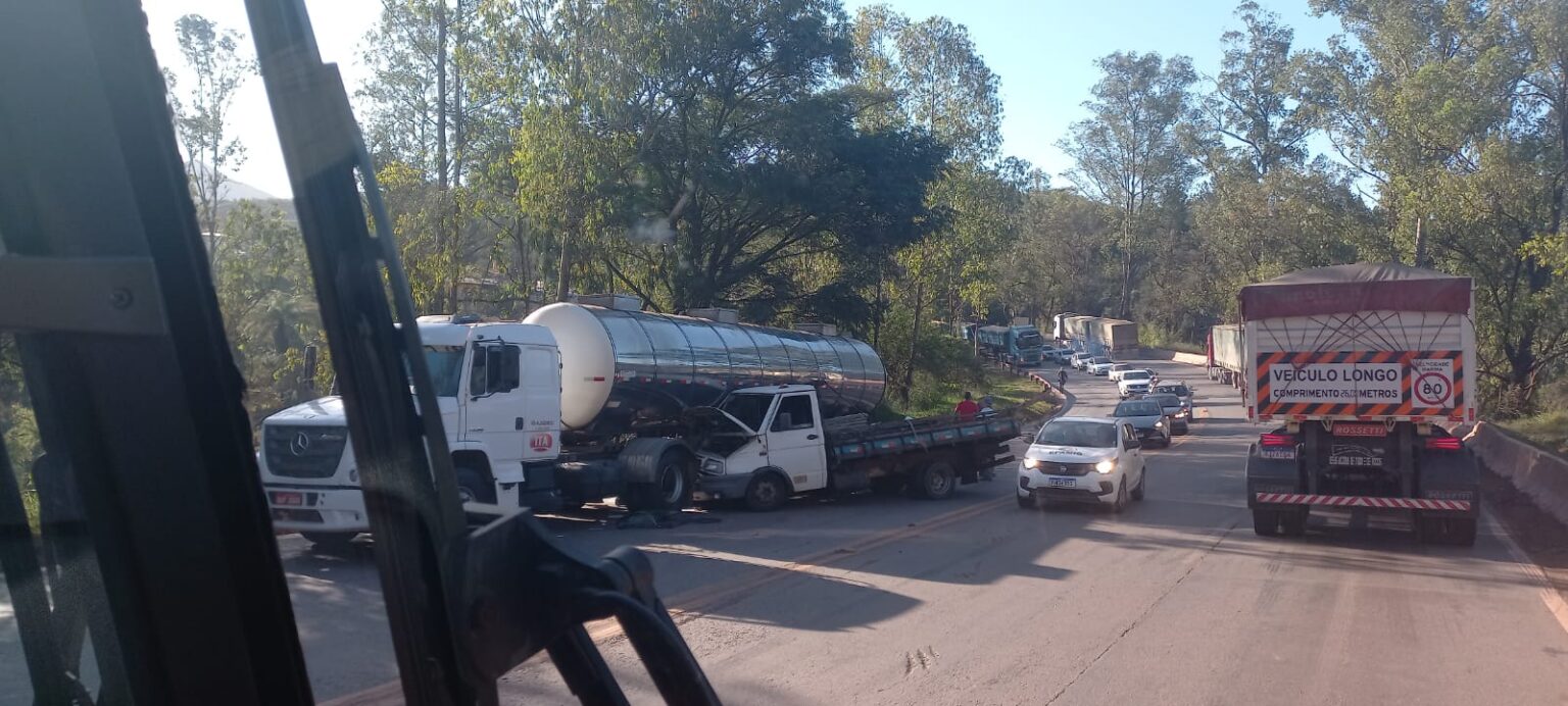 Acidente entre carreta e caminhão complica transito na rodovia BR-040, em Itabirito Acidente entre carreta e caminhão complica transito na rodovia BR-040, em Itabirito - Foto: Divulgação