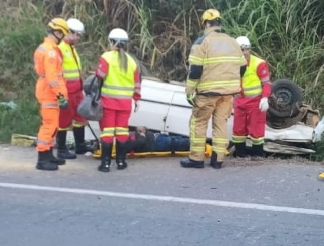 Idoso fica ferido e carro é destruído após capotamento na BR-116, em Além Paraíba - Foto: Divulgação/Corpo de Bombeiros