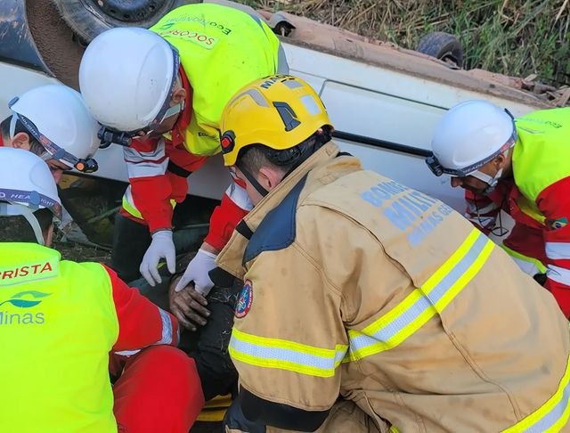 Idoso fica ferido e carro é destruído após capotamento na BR-116, em Além Paraíba - Foto: Divulgação/Corpo de Bombeiros