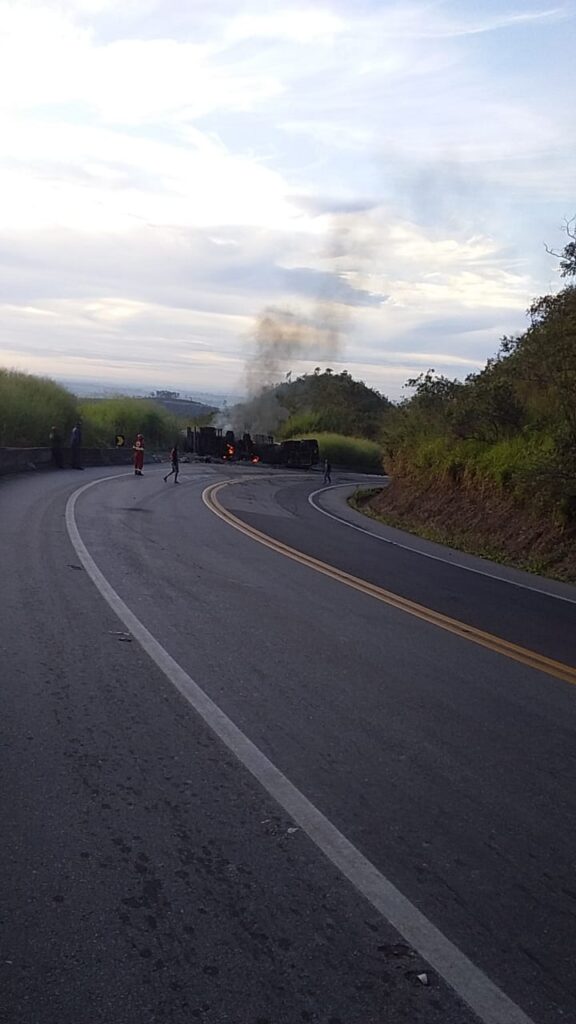 Carreta carregada com etanol tomba, deixa motorista ferido e interdita rodovia BR-262, em Luz - Foto: Reprodução/Redes Sociais