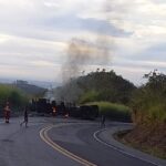 Carreta carregada com etanol tomba, deixa motorista ferido e interdita rodovia BR-262, em Luz - Foto: Reprodução/Redes Sociais