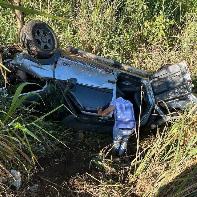 Grávida e outras quatro pessoas ficam feridas após carro capotar na BR-262, em Nova Serrana - Foto: Divulgação/Corpo de Bombeiros