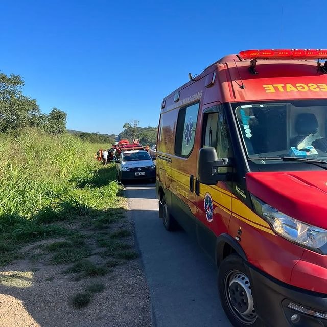 Grávida e outras quatro pessoas ficam feridas após carro capotar na BR-262, em Nova Serrana - Foto: Divulgação/Corpo de Bombeiros