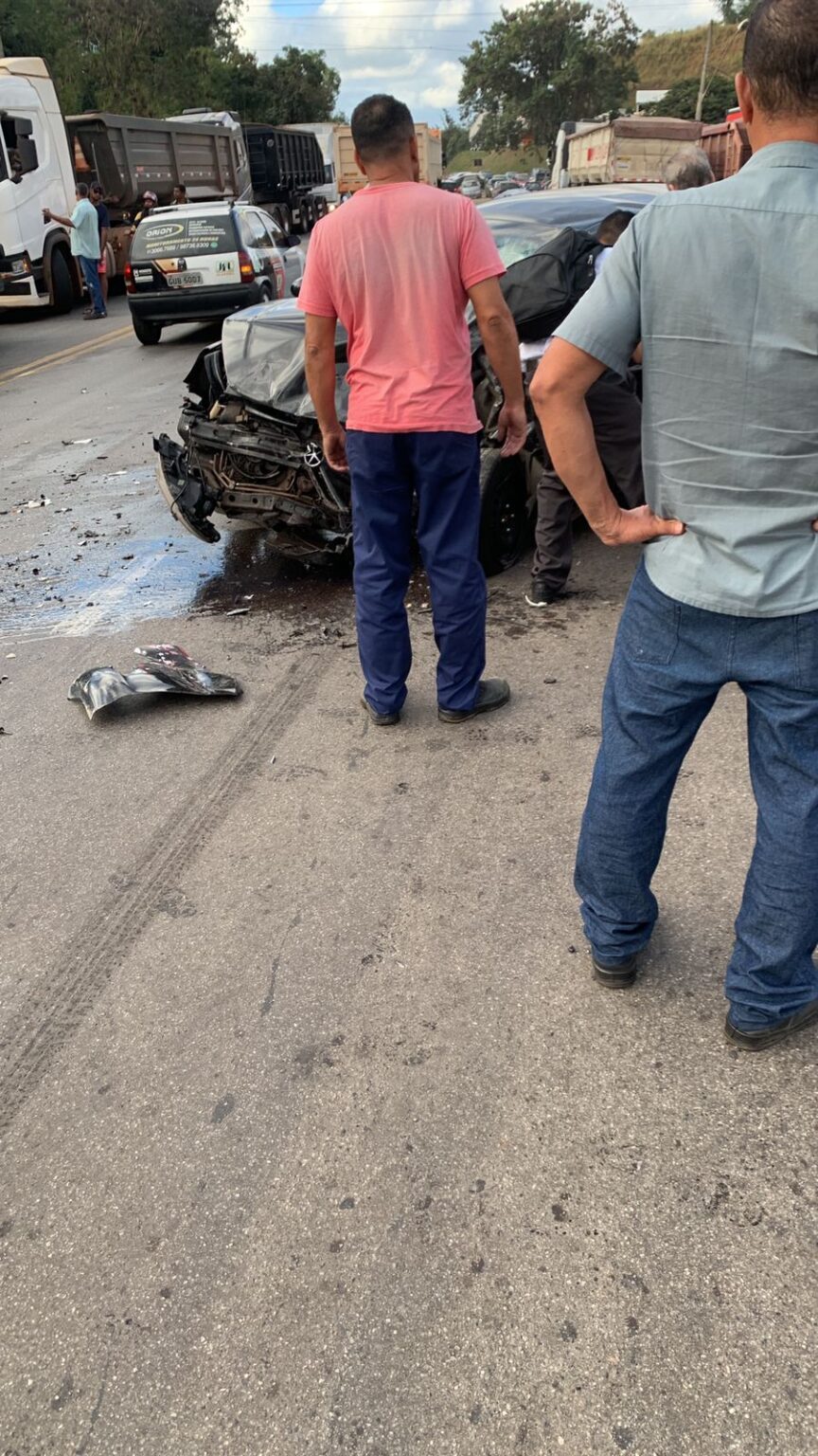 Acidente entre carro e caminhão deixa homem ferido e complica trânsito na BR-381, em Sabará Acidente entre carro e caminhão deixa homem ferido e complica trânsito na BR-381, em Sabará - Foto: Divulgação