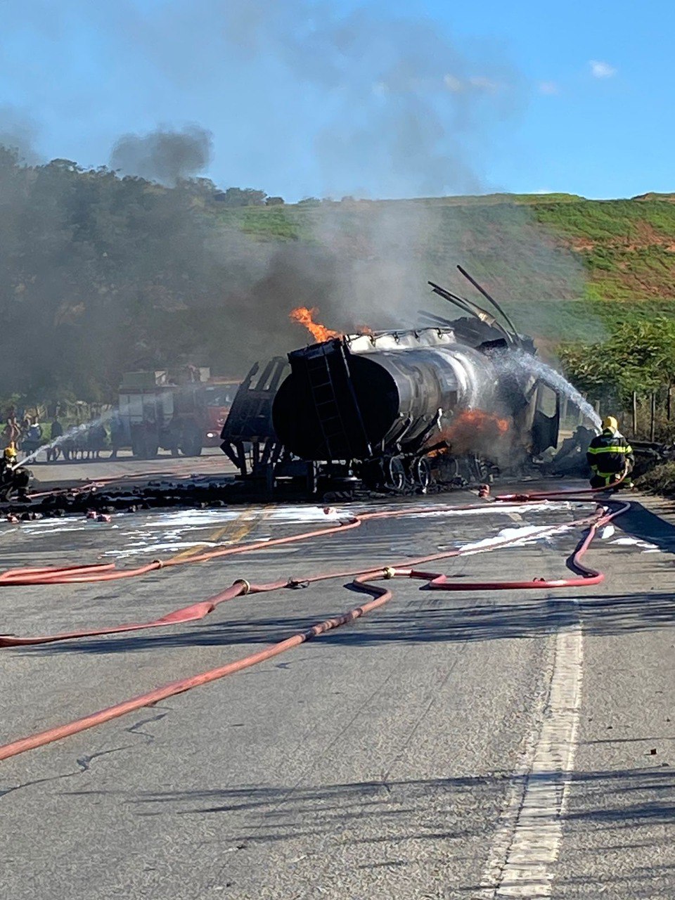 Grave acidente mata uma pessoa e interdita totalmente pista da BR-381, em Governador Valadares - Foto: Divulgação/Corpo de Bombeiros