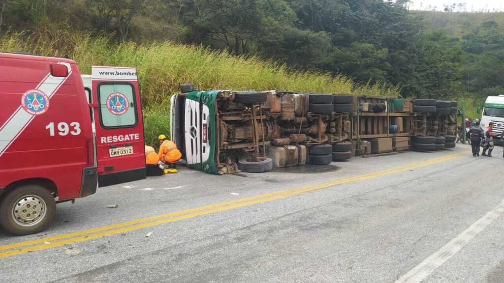 Carreta tomba, interdita pista e motorista fica preso às ferragens na BR-381 - Foto: Divulgação