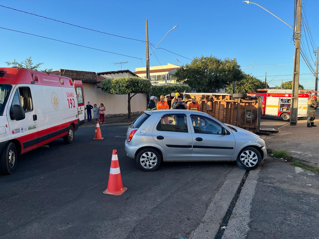 Van escolar com cinco crianças tomba após ser atingida por carro em Uberaba - Foto: Divulgação/Corpo de Bombeiros