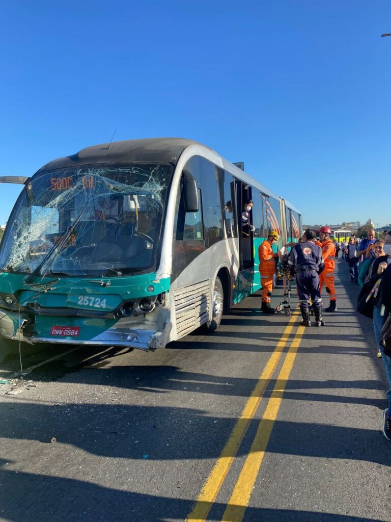 Acidente entre dois ônibus do Move deixa feridos no Complexo da Lagoinha, em BH - Foto: Divulgação/Corpo de Bombeiros