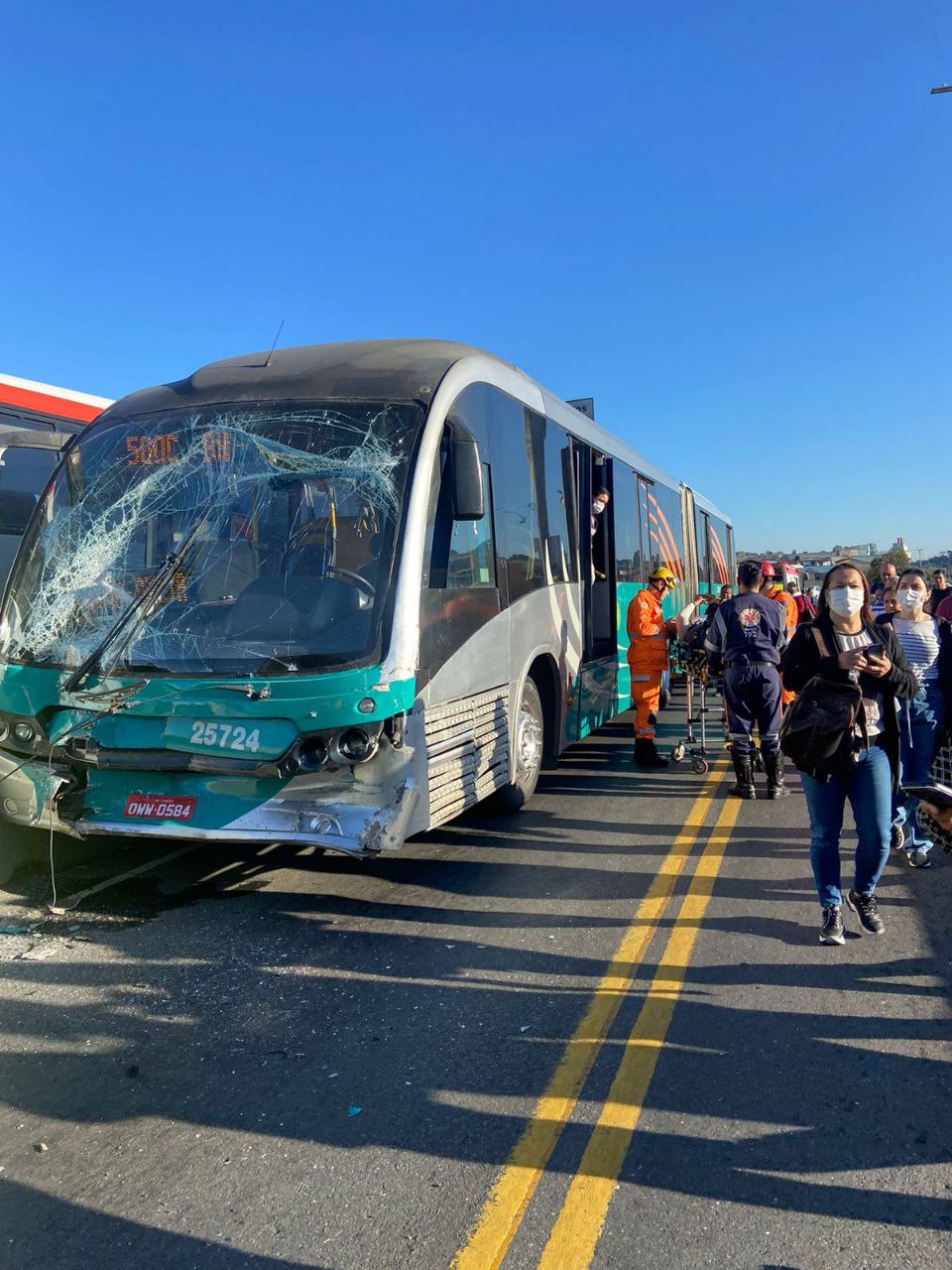 Acidente entre dois ônibus do Move deixa feridos no Complexo da Lagoinha, em BH - Foto: Divulgação/Corpo de Bombeiros