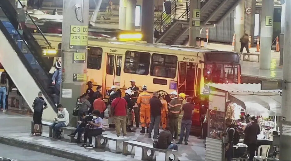 Homem morre atropelado por ônibus dentro da Estação São Gabriel, em BH - Foto: Reprodução/BHTrans