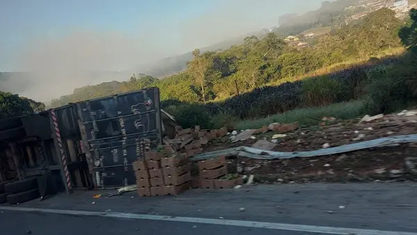 Carreta com mangas tomba e causa congestionamento na Rodovia Fernão Dias - Foto: Divulgação