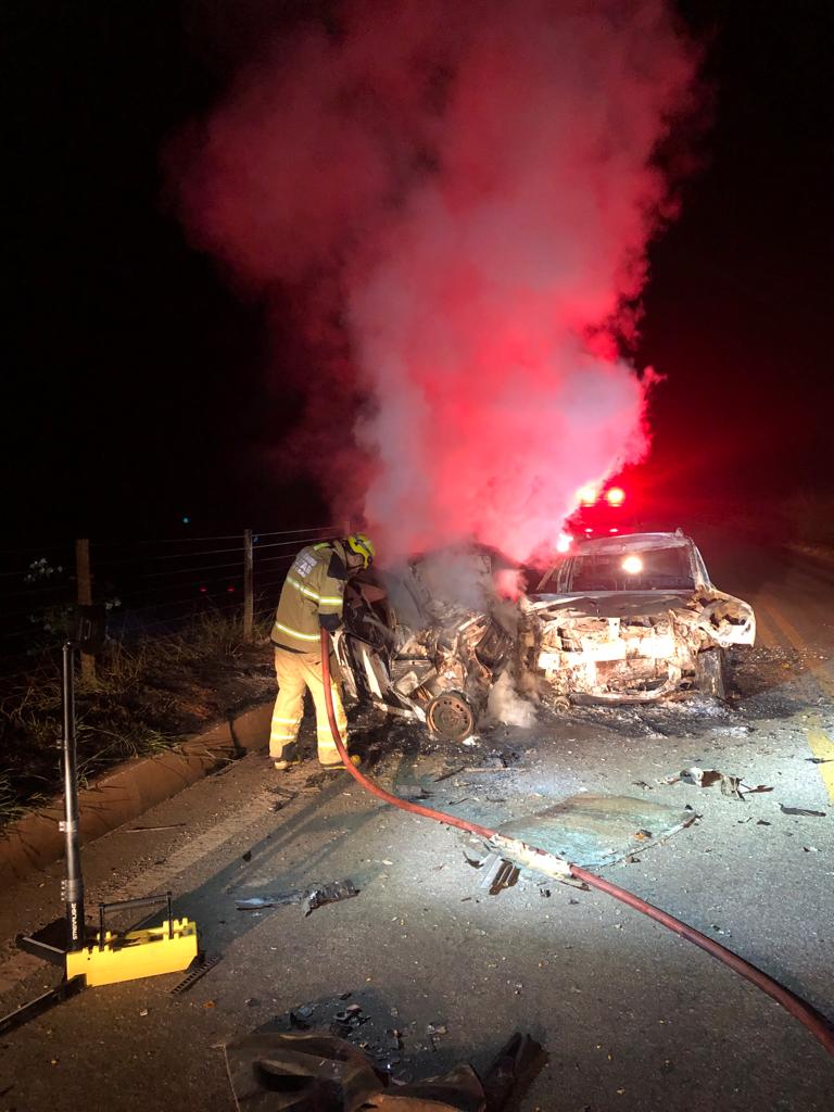 Acidente deixa uma pessoa morta e quatro feridas na MGC-120, entre Itabira e Santa Maria de Itabira - Foto: Divulgação/Corpo de Bombeiros