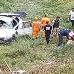 Carro cai em ribanceira e deixa um morto e feridos na MGC-120, em Itabira - Foto: Reprodução