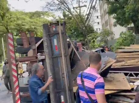 Caminhão tomba em cima de carro com gestante na Avenida do Contorno, em BH - Foto: Reprodução/Redes Sociais