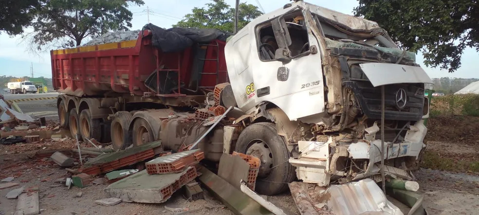 Mulher morre atropelada por caminhão com pedras em Nova Serrana - Foto: Divulgação/Samu