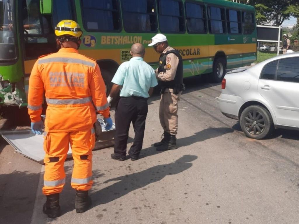 Motociclista morre após cair e ser atropelado por ônibus escolar na BR-381, em Ipatinga - Foto: Divulgação/CBMMG