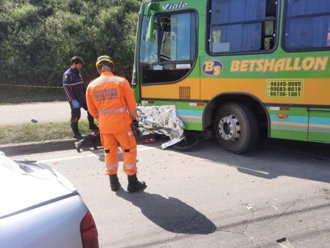 Motociclista morre após cair e ser atropelado por ônibus escolar na BR-381, em Ipatinga - Foto: Divulgação/CBMMG