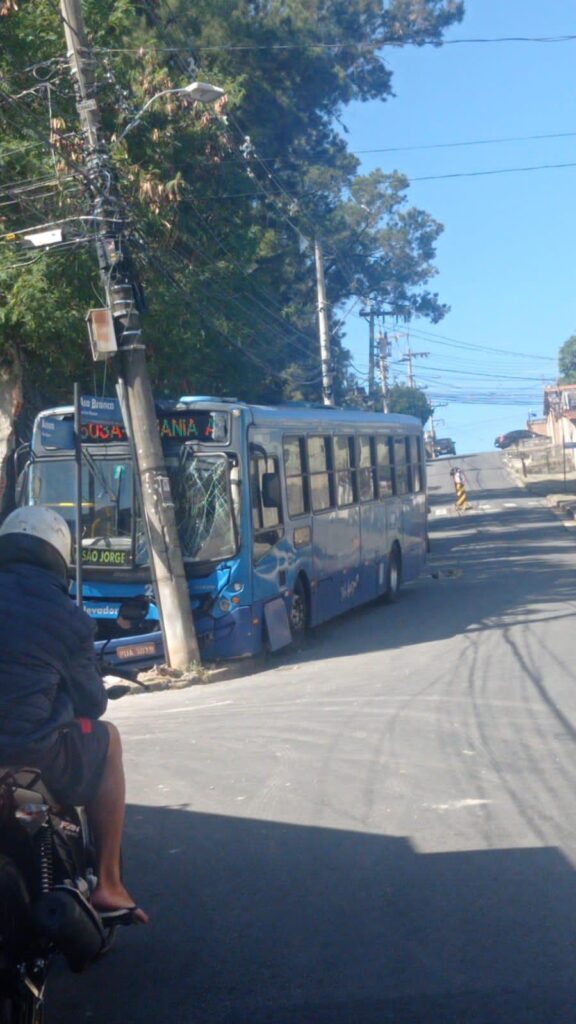 Ônibus em freio bate em poste e muro de escola no bairro Goiânia, em BH - Foto: Reprodução