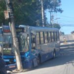 Ônibus em freio bate em poste e muro de escola no bairro Goiânia, em BH - Foto: Reprodução
