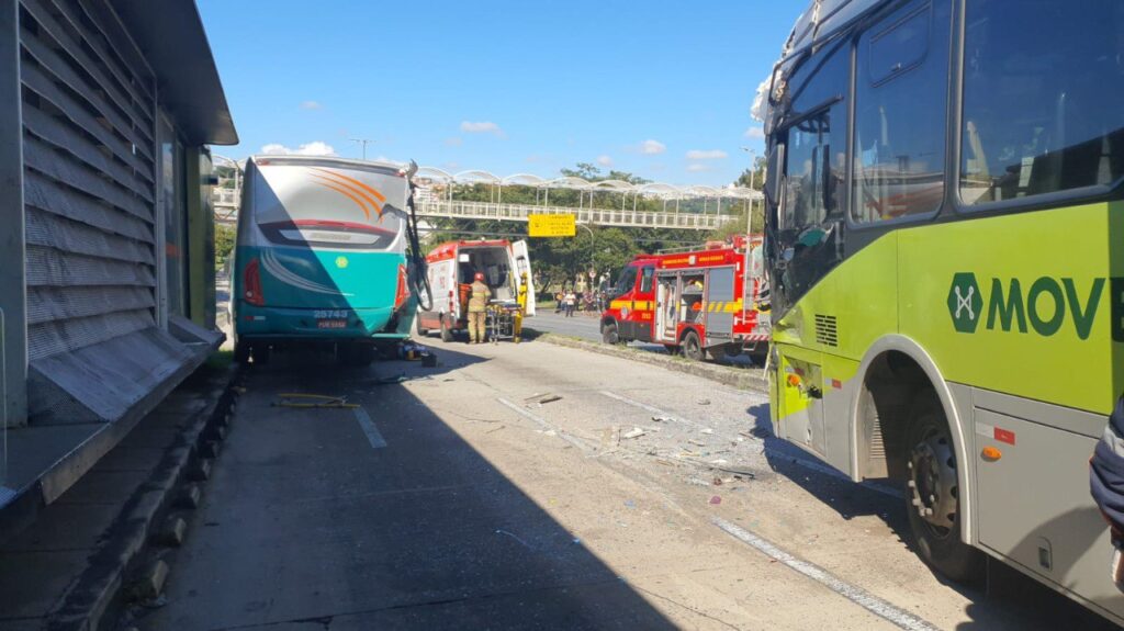 Acidente entre ônibus deixa 27 feridos na Avenida Antônio Carlos, em BH - Foto: Divulgação/Corpo de Bombeiros