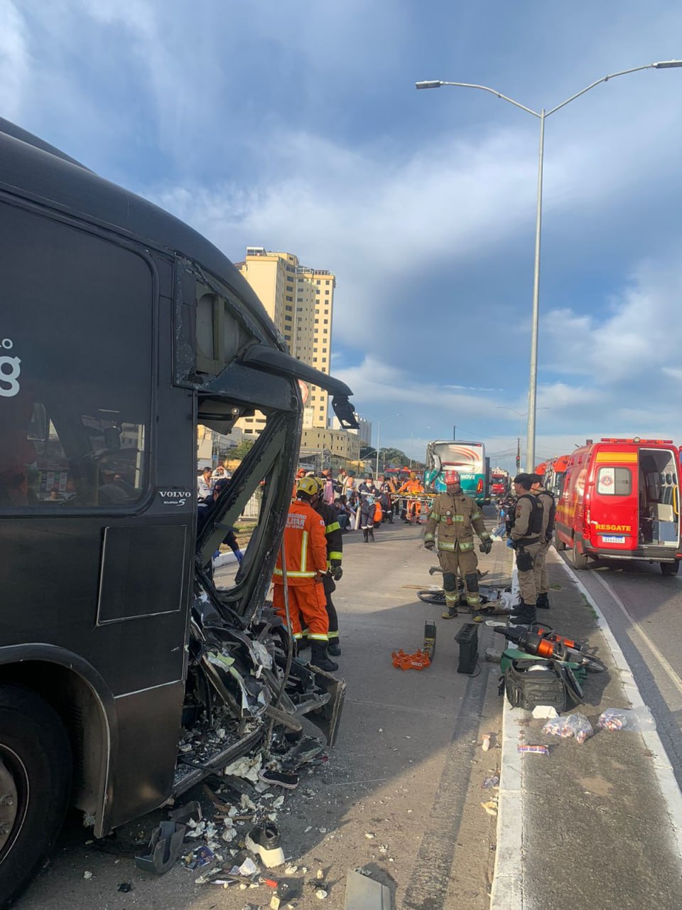 Batida entre dois ônibus deixa 17 feridos na Avenida Pedro I, em BH - Foto: Divulgação/Corpo de Bombeiros