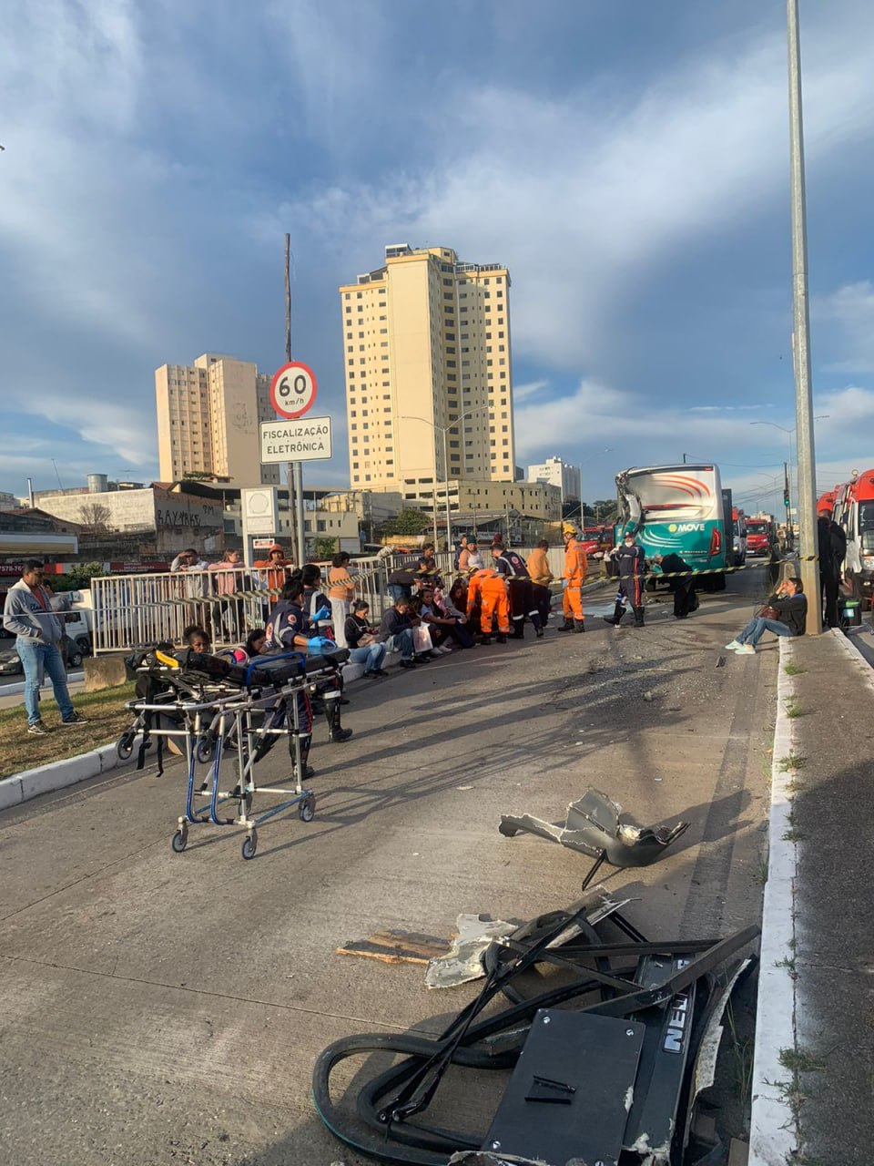 Batida entre dois ônibus deixa 17 feridos na Avenida Pedro I, em BH - Foto: Divulgação/Corpo de Bombeiros