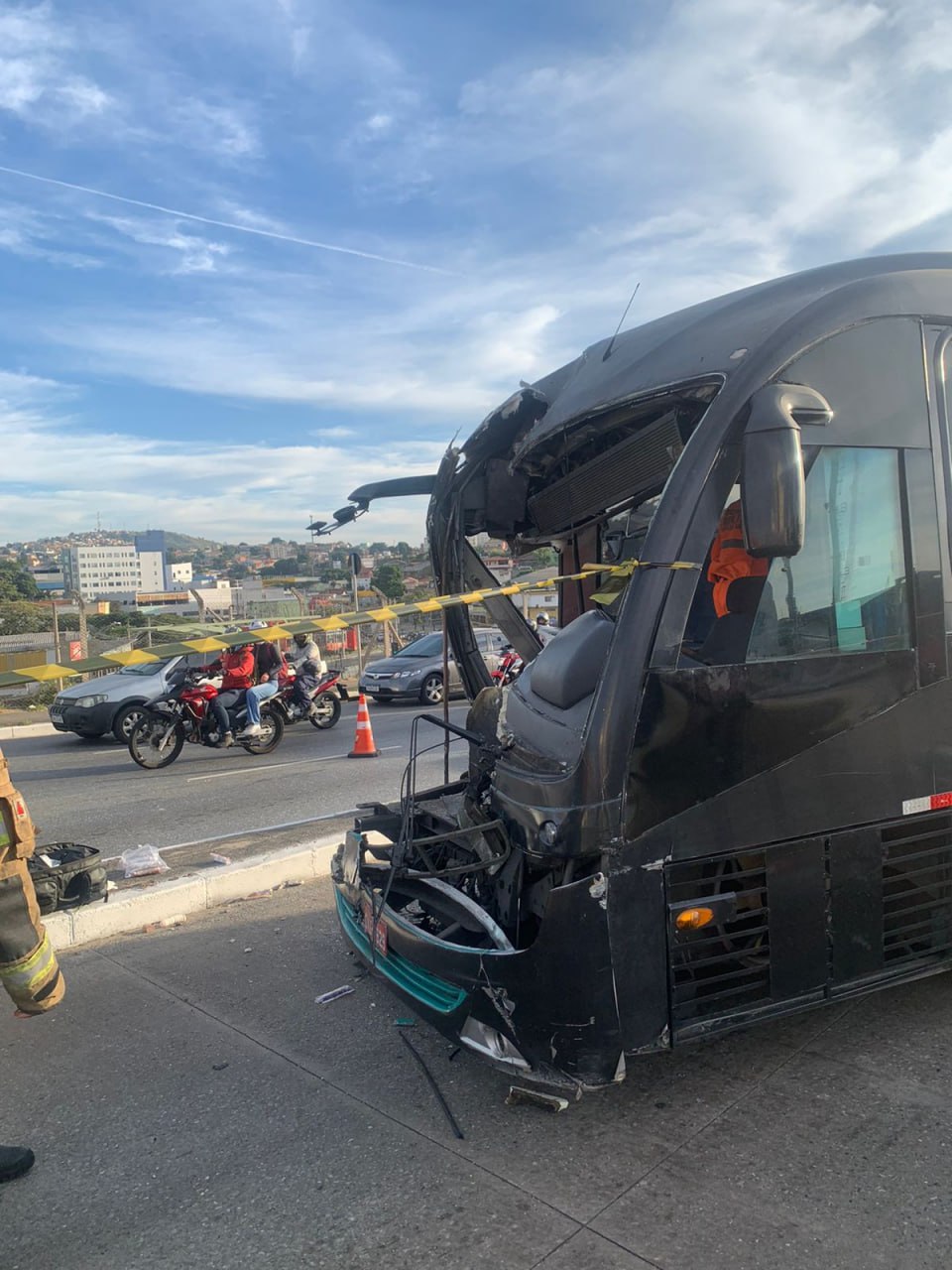 Batida entre dois ônibus deixa 17 feridos na Avenida Pedro I, em BH - Foto: Divulgação/Corpo de Bombeiros