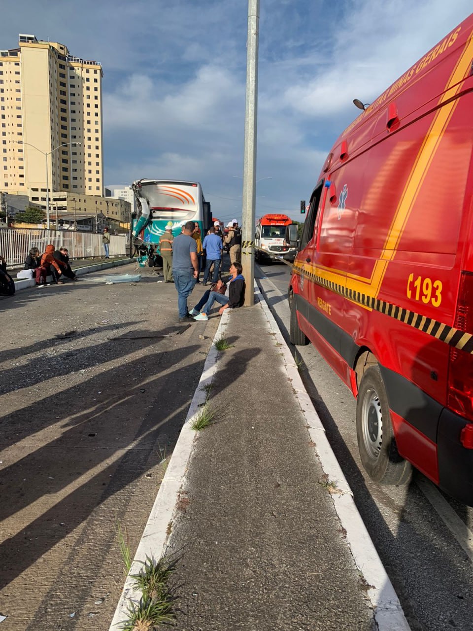 Batida entre dois ônibus deixa 17 feridos na Avenida Pedro I, em BH - Foto: Divulgação/Corpo de Bombeiros