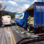 Carga de carreta com produtos de limpeza cai na pista e causa lentidão na BR-381, em Ravena - Foto: Reprodução