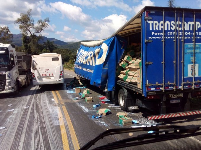 Carga de carreta com produtos de limpeza cai na pista e causa lentidão na BR-381, em Ravena - Foto: Reprodução