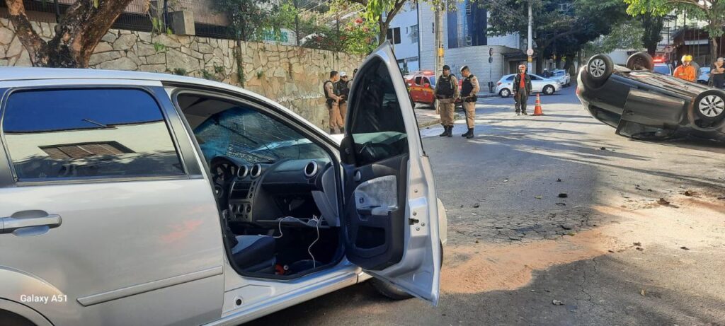 Cinco pessoas ficam feridas após acidente entre carros no bairro Serra, em BH - Foto: Divulgação/Corpo de Bombeiros