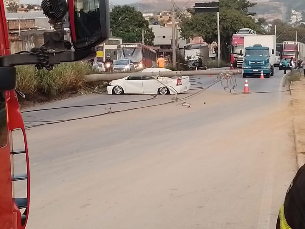 Carro derruba poste e fecha pista da Via Expressa de Contagem - Foto: Divulgação/Corpo de Bombeiros