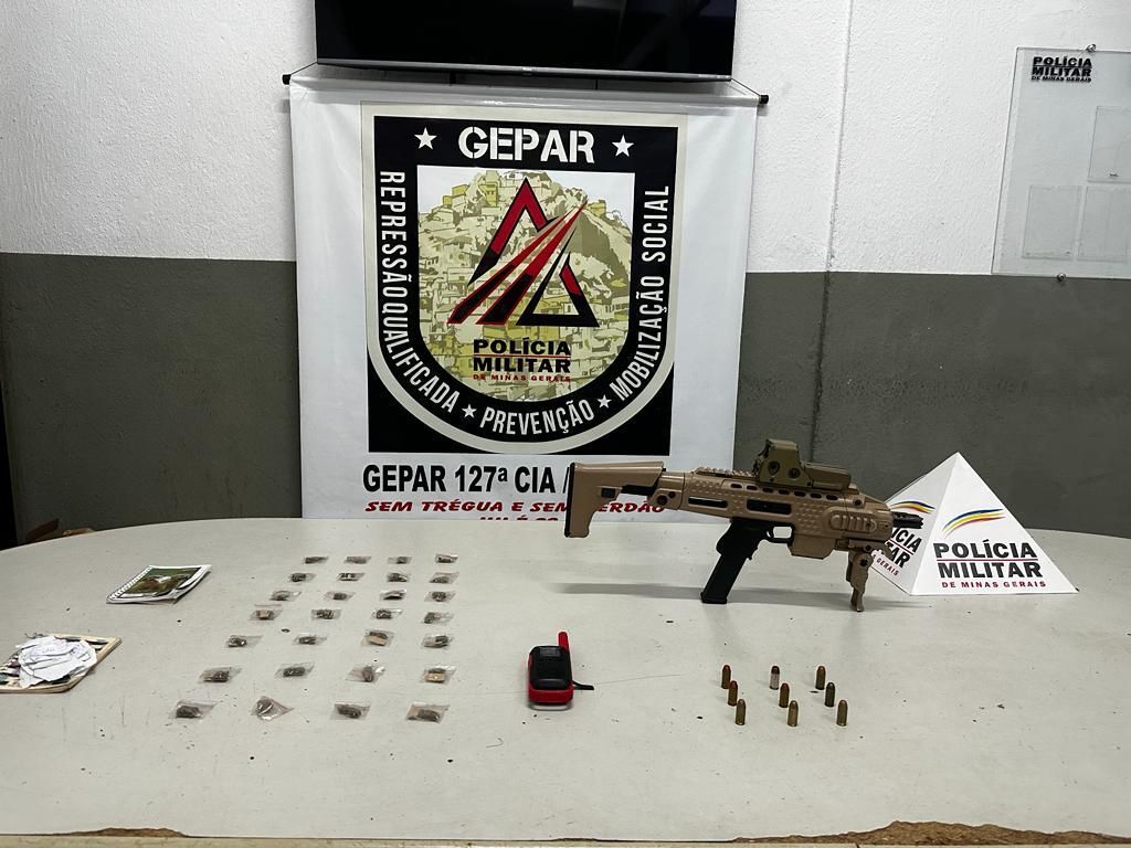 Jovem é preso dentro de banheiro com pistola Glock.40 de mira a laser no Aglomerado da Serra, em BH - Foto: Divulgação/PMMG