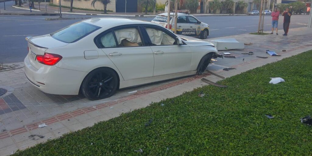 Motorista com sinais de embriaguez bate BMW na Savassi, em BH - Foto: Divulgação/Guarda Civil de BH