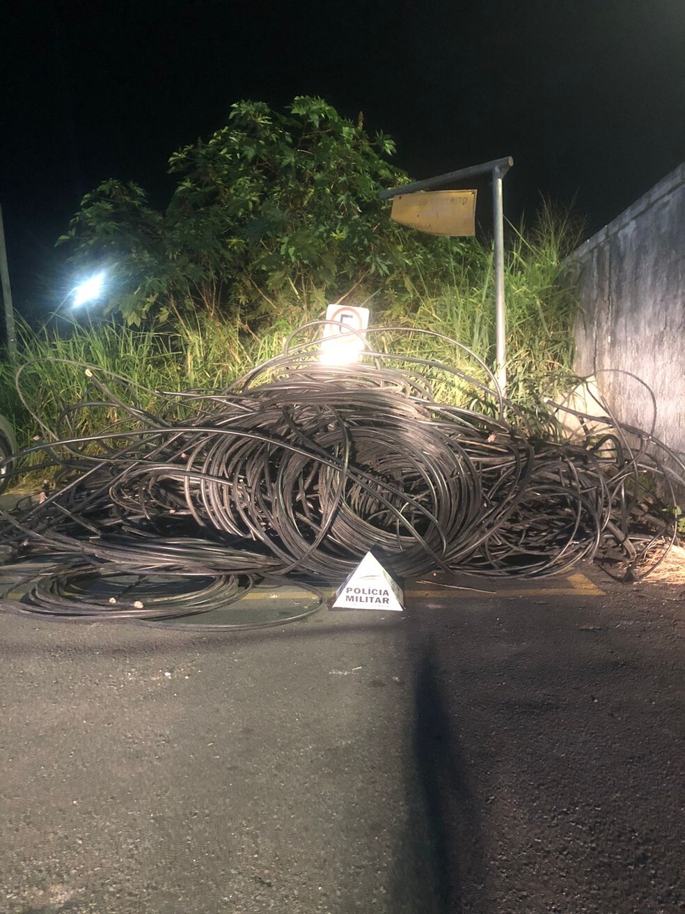 Trio é preso com uma tonelada de cabos de cobre no bairro Nápoli, em Ribeirão das Neves - Foto: Divulgação/PMMG