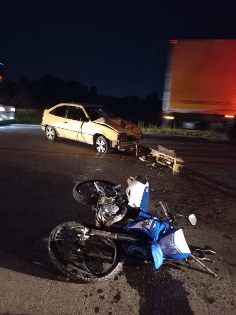 Motociclista fica ferido após acidente frontal com carro na BR-040, em Conselheiro Lafaiete - Foto: Divulgação/Corpo de Bombeiros